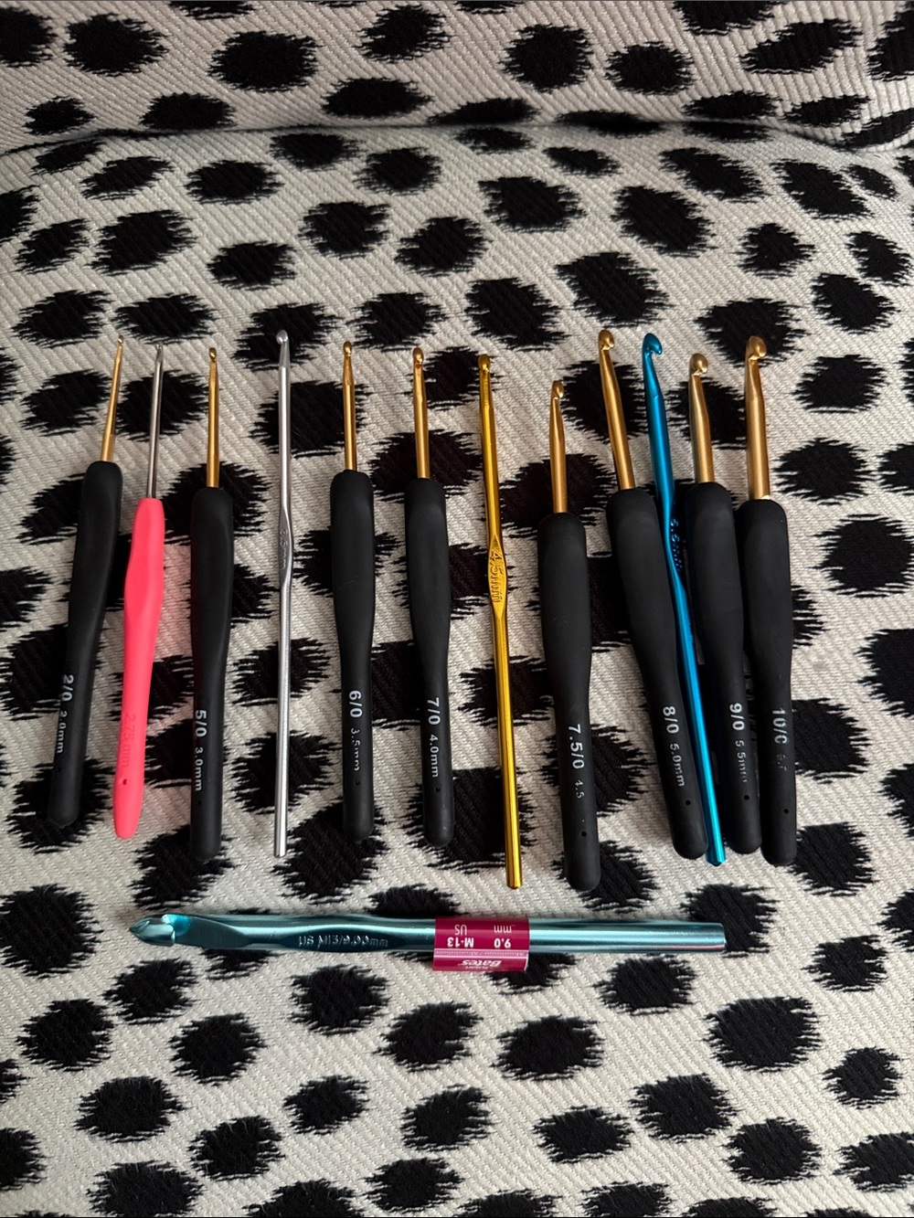 Mixed Crochet Hook Set - Assorted Metal and Ergonomic Handles 13 pieces